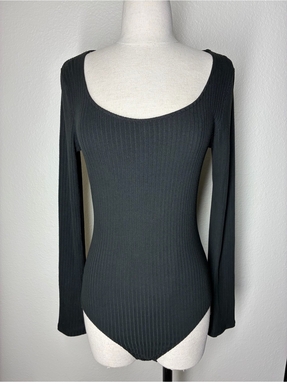 NWT Fashion Nova Black Ribbed Scoop Neck Long-Sleeve Bodysuit, size Medium
